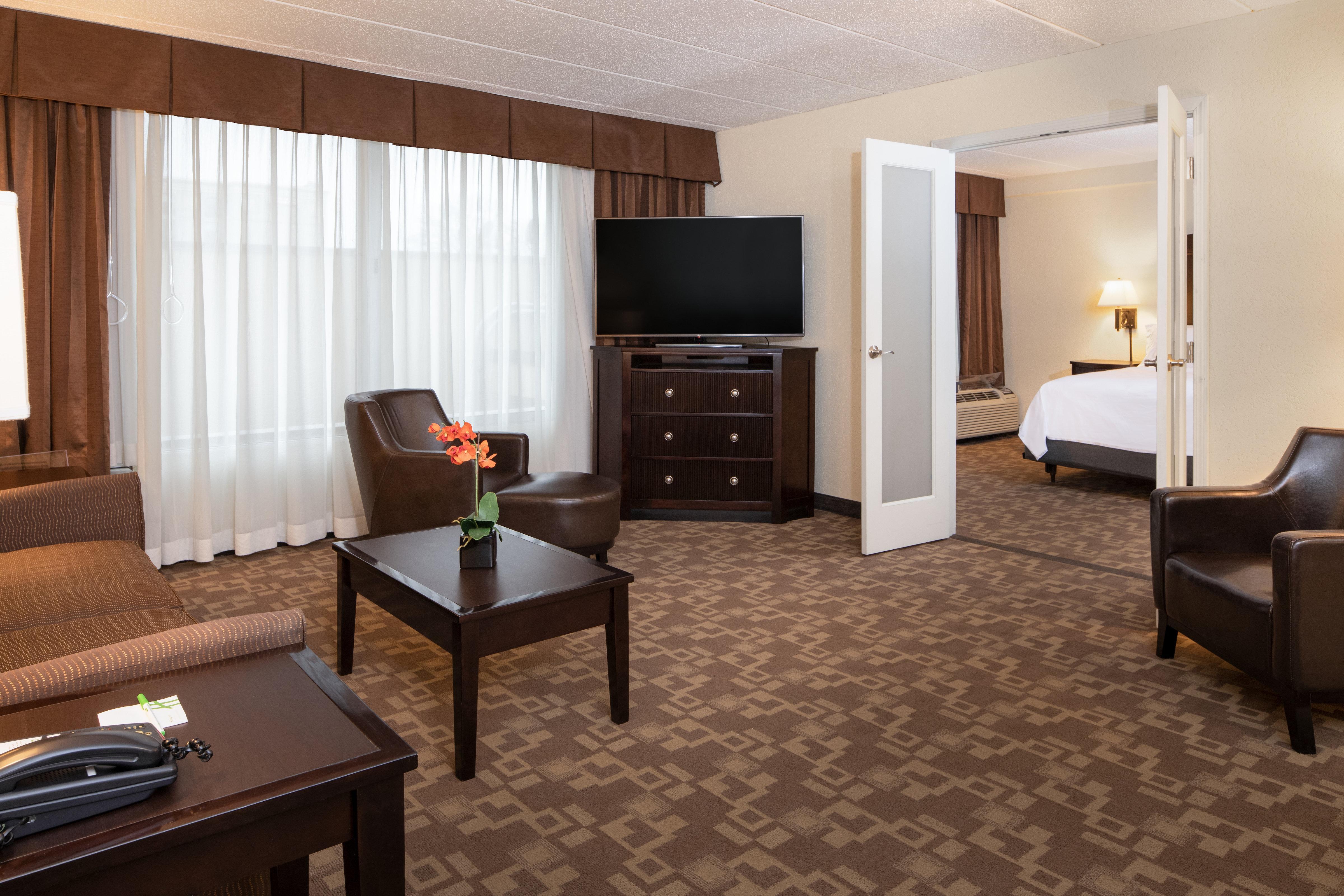 Holiday Inn And Suites Charleston West By Ihg Exterior photo