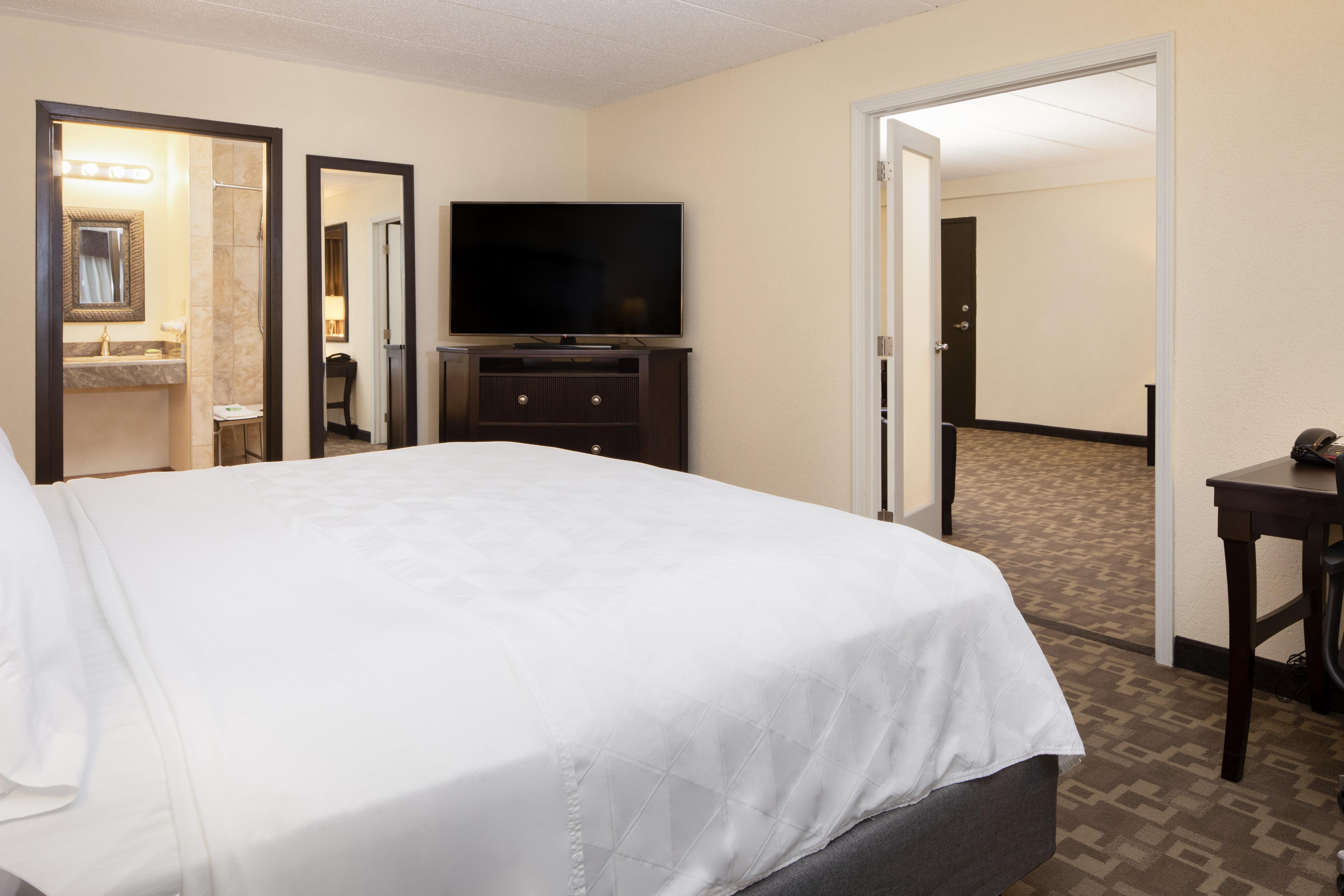 Holiday Inn And Suites Charleston West By Ihg Exterior photo