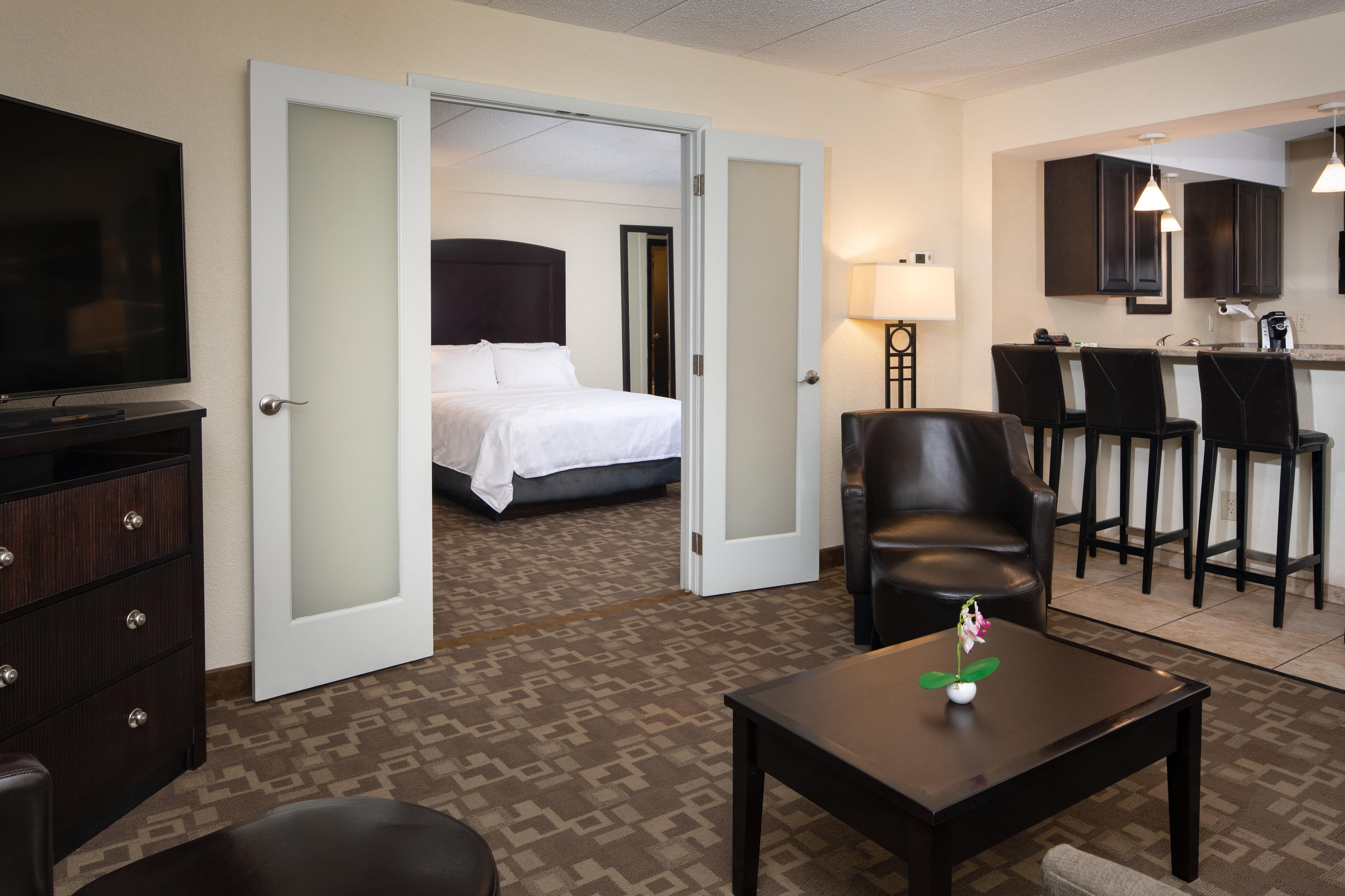 Holiday Inn And Suites Charleston West By Ihg Exterior photo