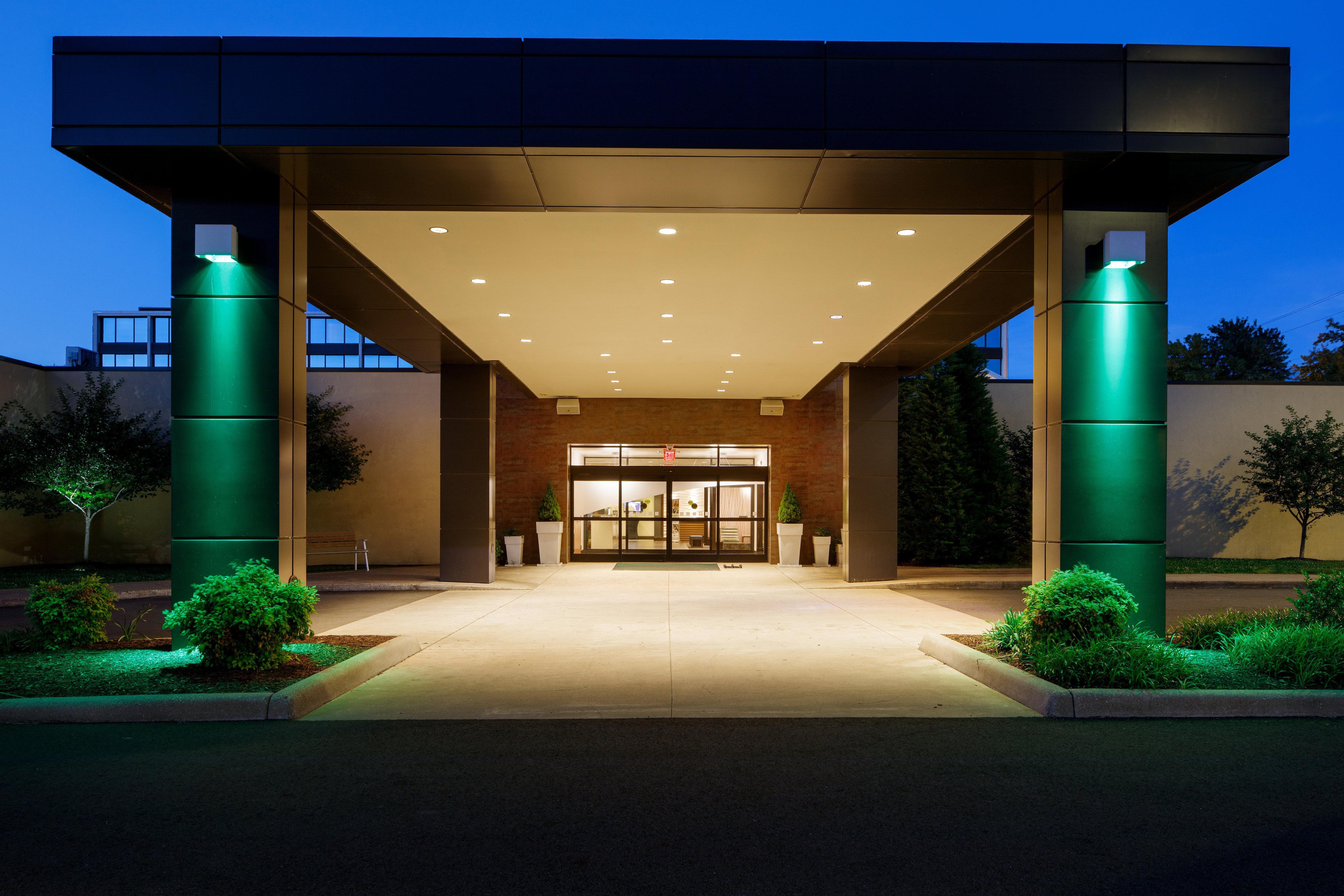 Holiday Inn And Suites Charleston West By Ihg Exterior photo