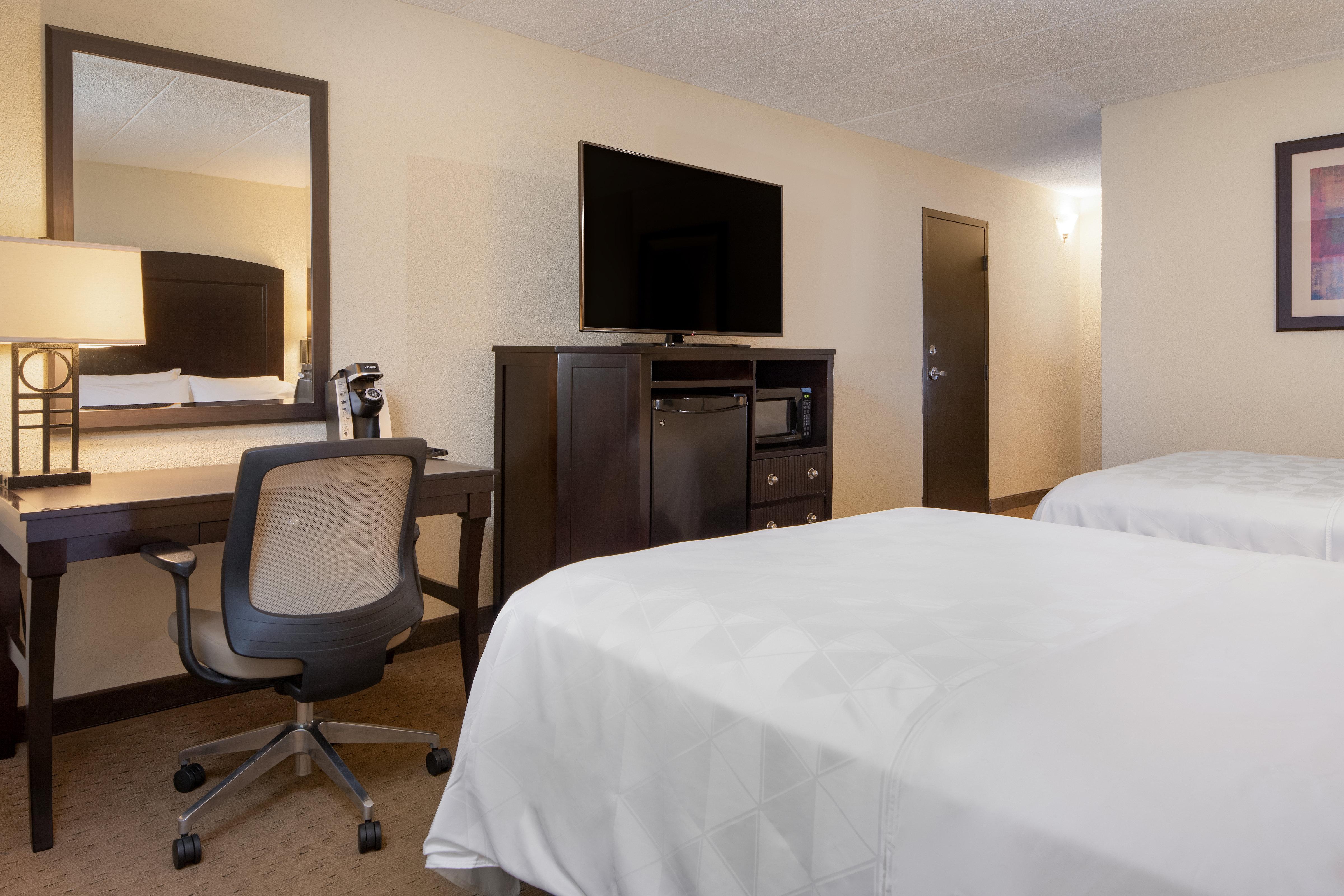 Holiday Inn And Suites Charleston West By Ihg Exterior photo