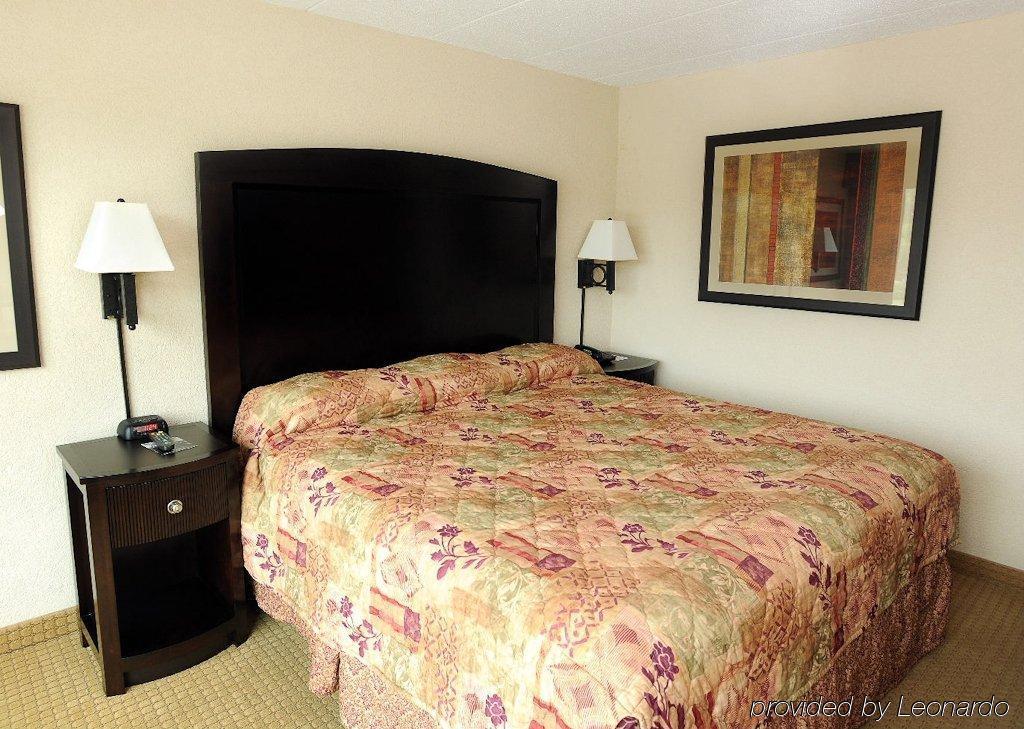 Holiday Inn And Suites Charleston West By Ihg Room photo