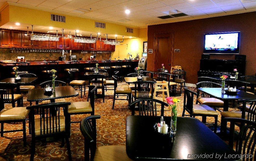 Holiday Inn And Suites Charleston West By Ihg Restaurant photo