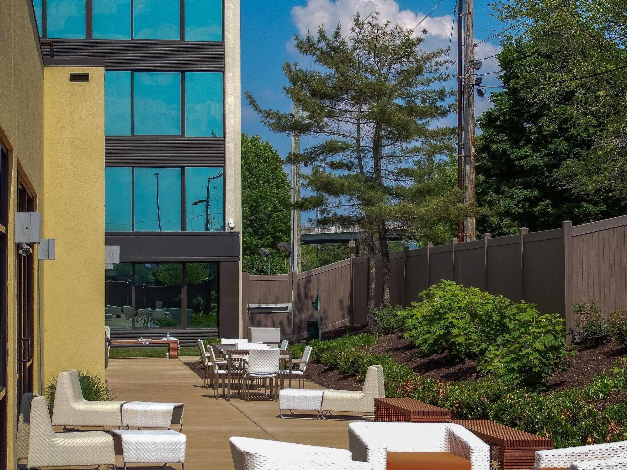 Holiday Inn And Suites Charleston West By Ihg Exterior photo