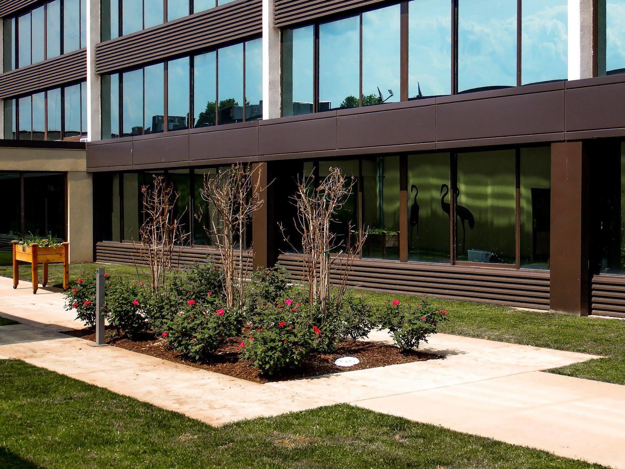 Holiday Inn And Suites Charleston West By Ihg Exterior photo