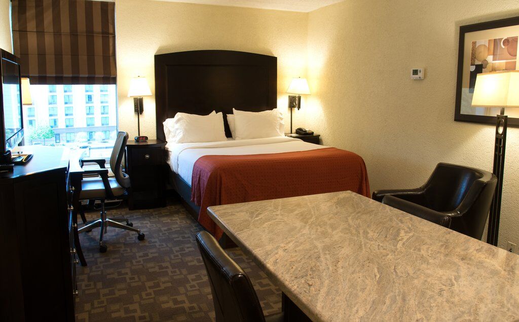Holiday Inn And Suites Charleston West By Ihg Exterior photo