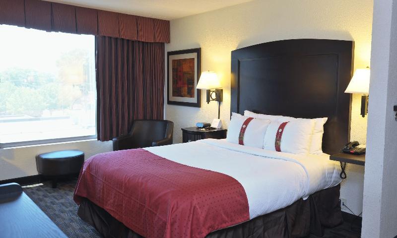 Holiday Inn And Suites Charleston West By Ihg Exterior photo