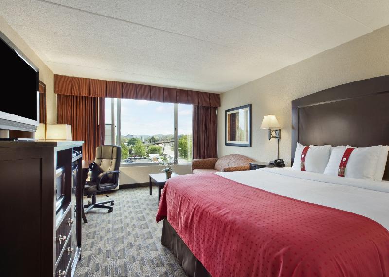 Holiday Inn And Suites Charleston West By Ihg Exterior photo